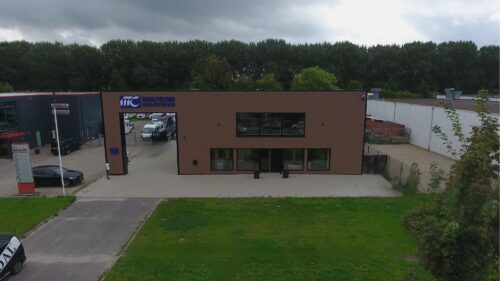 Vooraanzicht van het vernieuwde Multicom pand